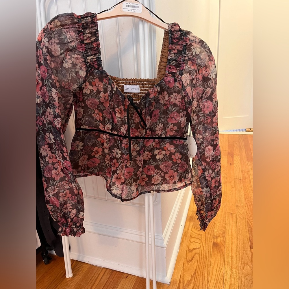 NWT En Saison Floral Puff Sleeve Top